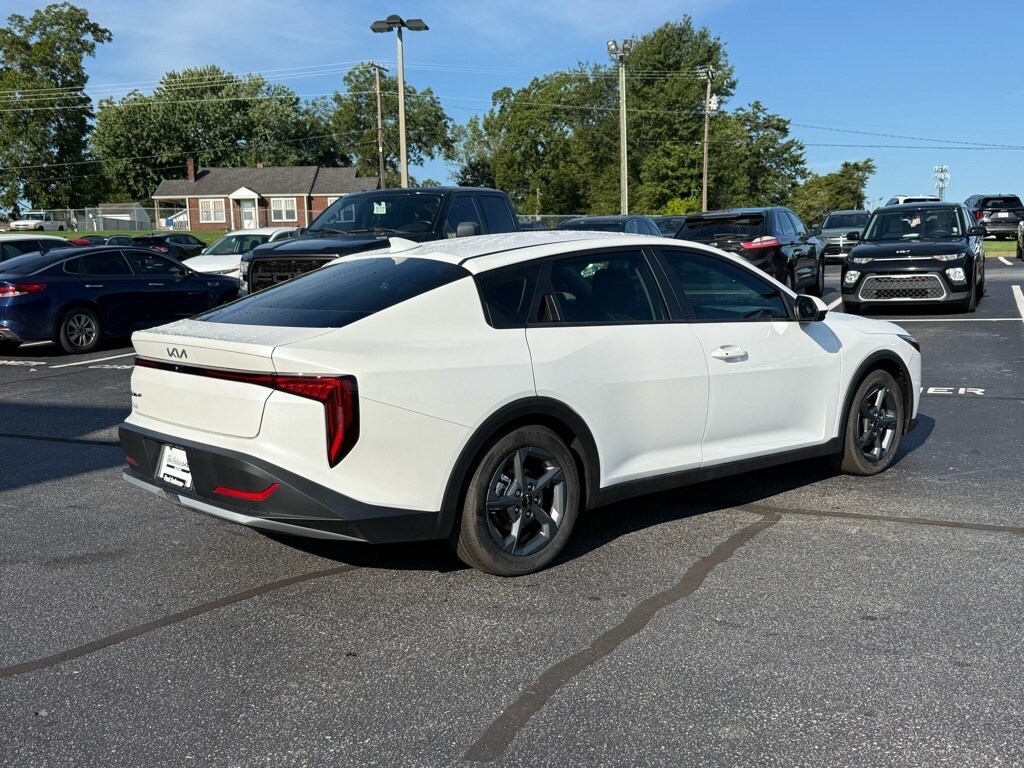 2025 Kia K4 LXS photo 2