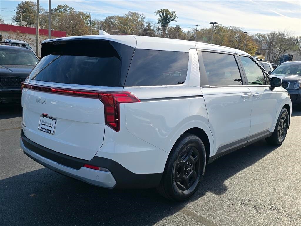 2026 Kia Carnival LX photo 3