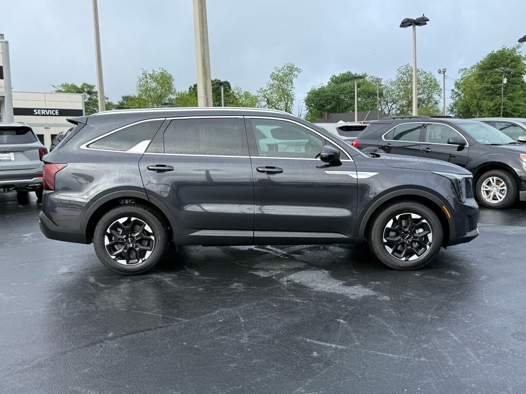 2025 Kia Sorento S photo 2