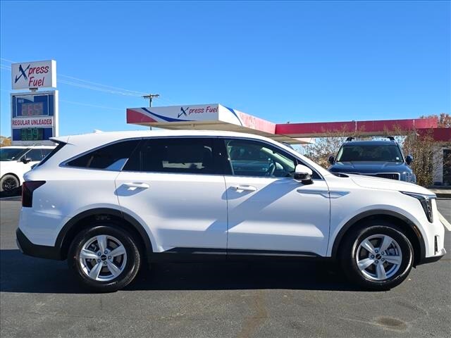 2026 Kia Sorento LX photo 2