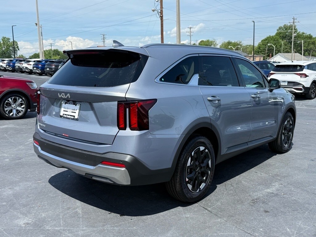 2025 Kia Sorento S photo 3