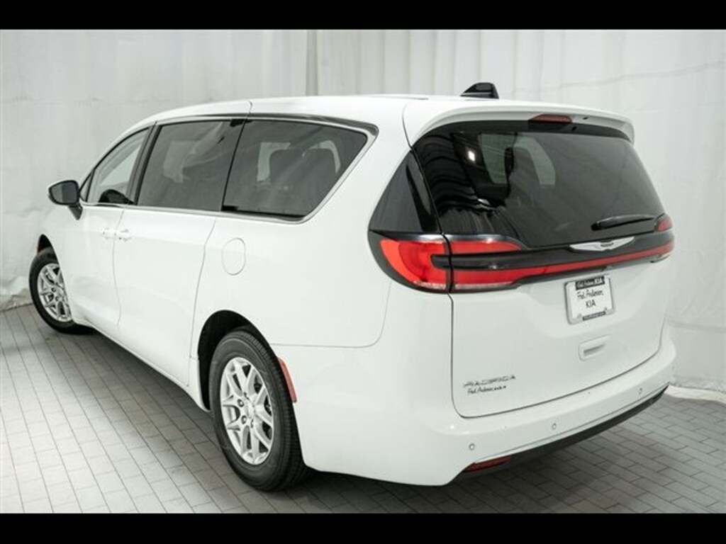 Used 2023 Chrysler Pacifica Touring L Minivan/Van