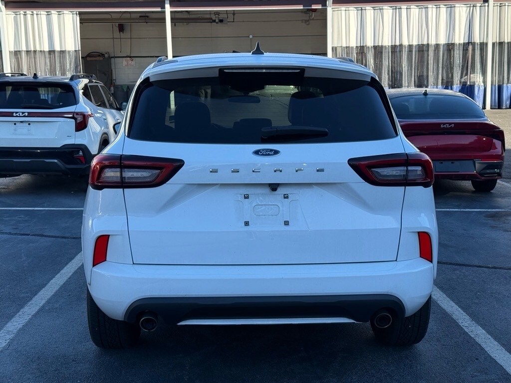 2023 Ford Escape ST-Line photo 4