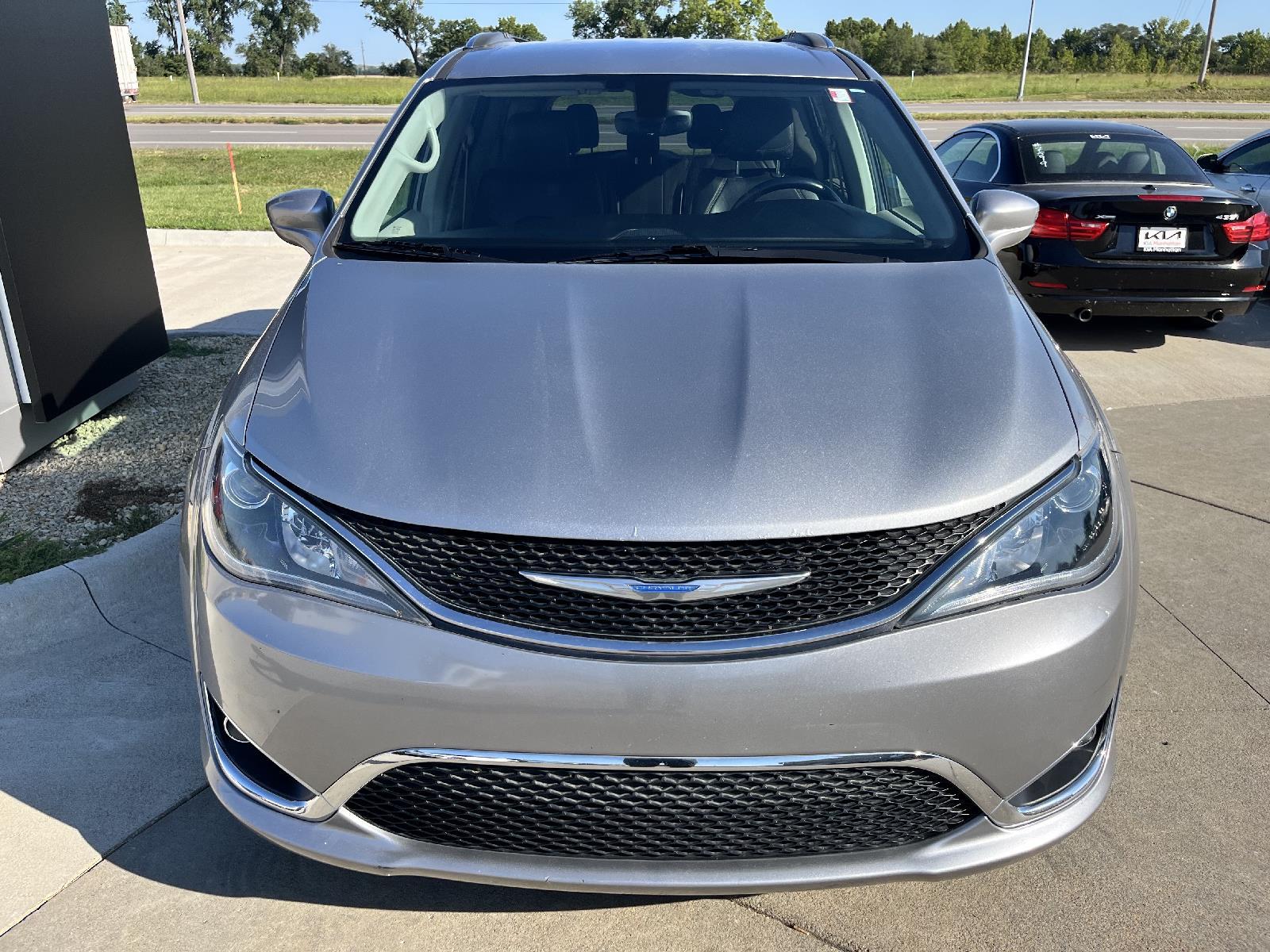 Used 2018 Chrysler Pacifica Touring L with VIN 2C4RC1BG1JR310583 for sale in Manhattan, KS