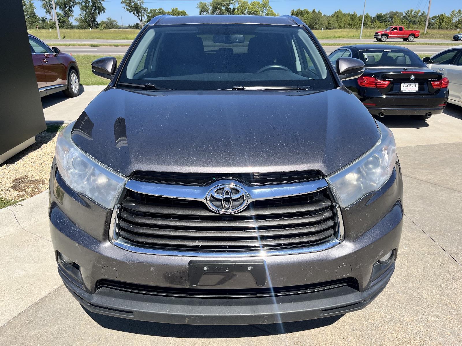 Used 2016 Toyota Highlander XLE with VIN 5TDJKRFH1GS330897 for sale in Manhattan, KS