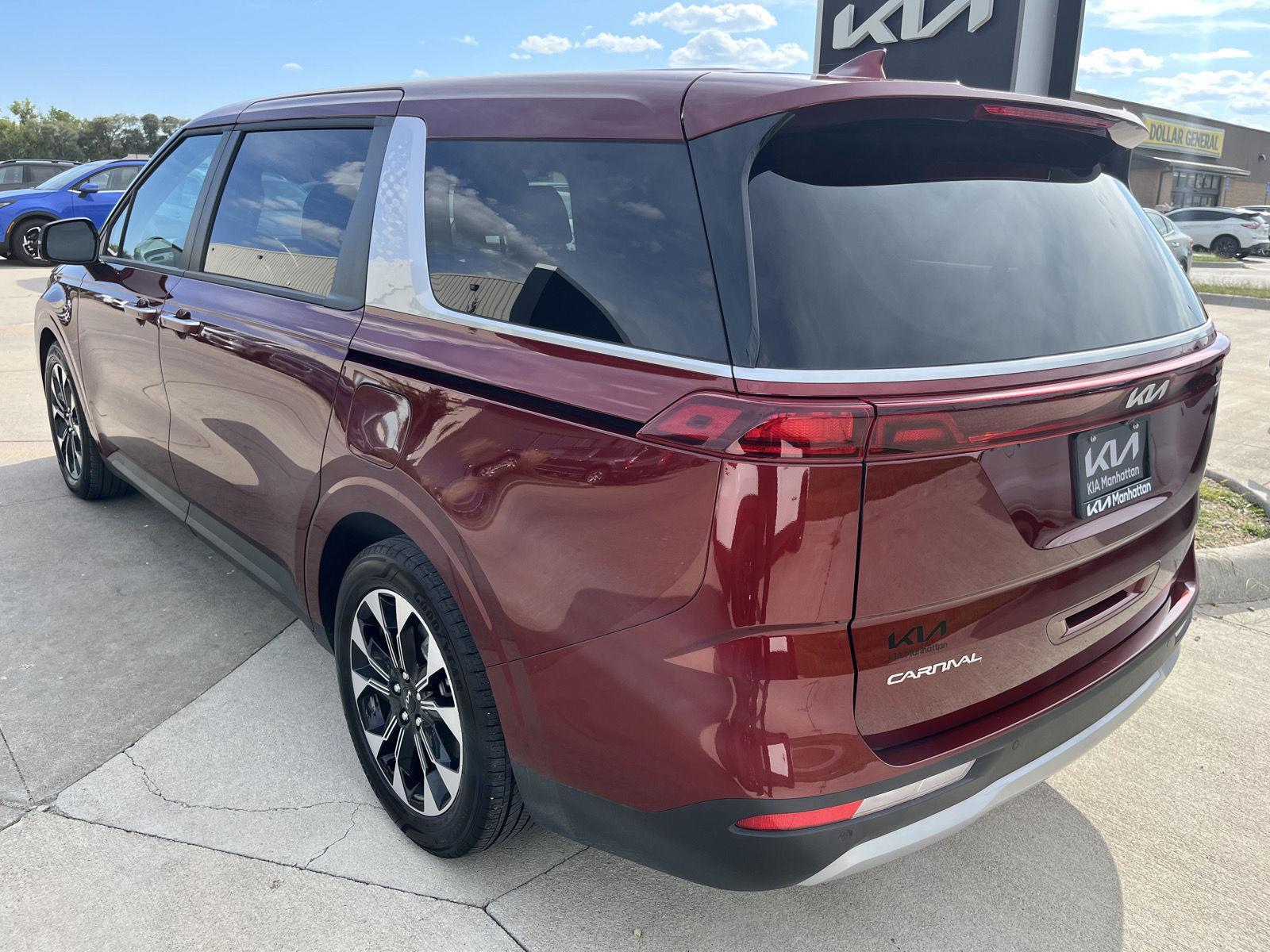 2024 Kia Carnival EX photo 4