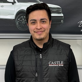 Staff member Luis Hernandez from ID_8ec4ac