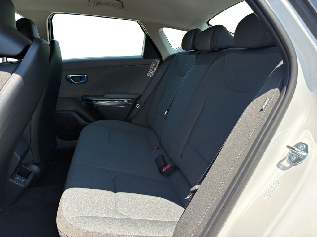 2025 Kia K4 LXS - Photo 14