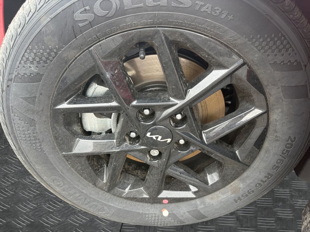 2025 Kia K5 LXS - Photo 18