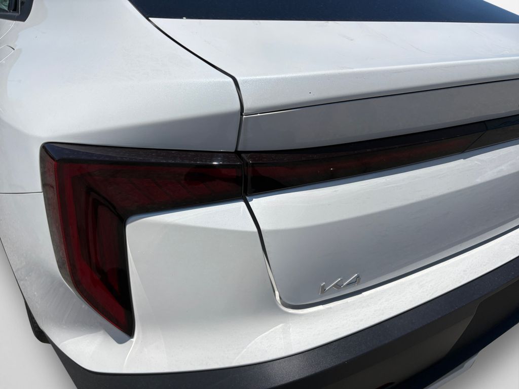 2025 Kia K4 LXS - Photo 21