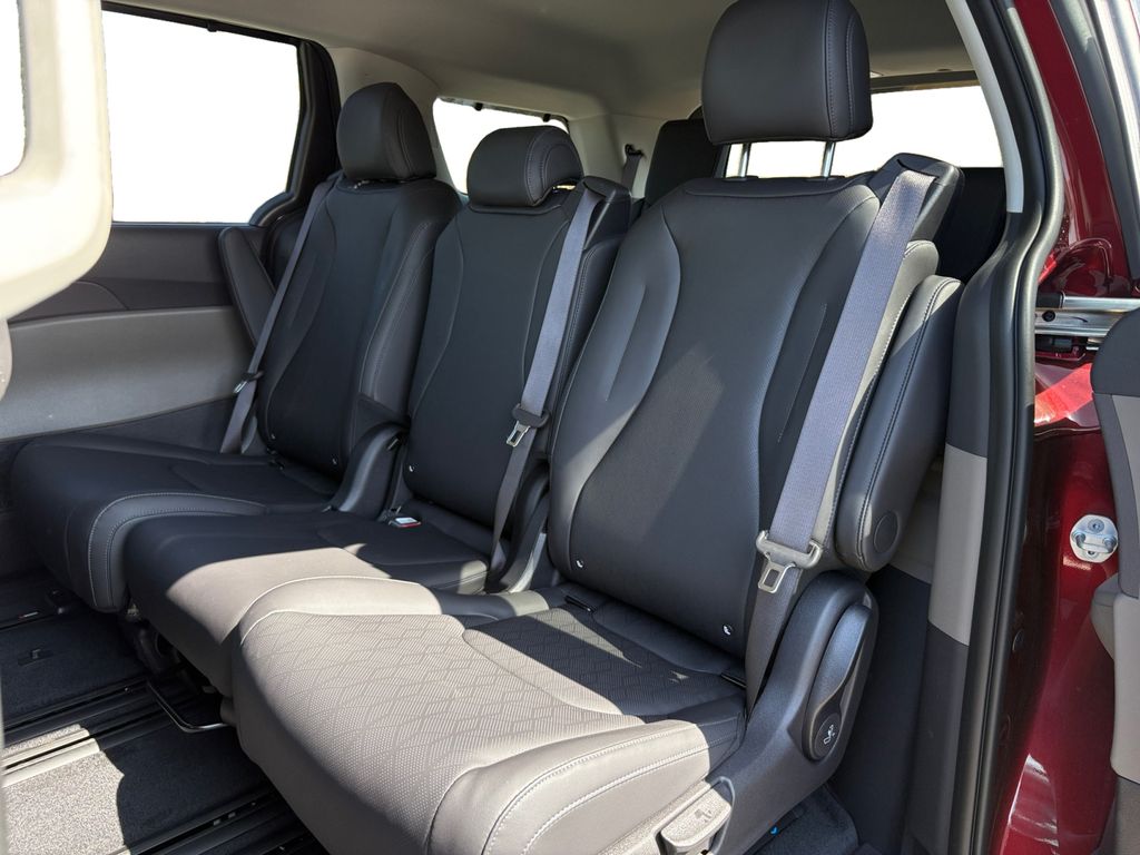 2025 Kia Carnival EX - Photo 14