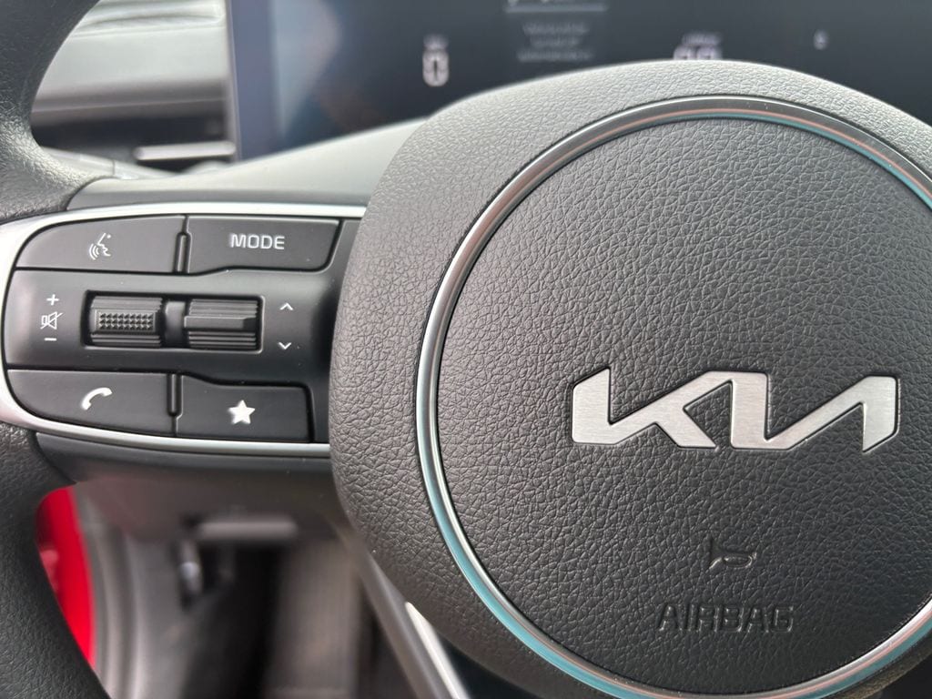 2025 Kia K5 LXS - Photo 23