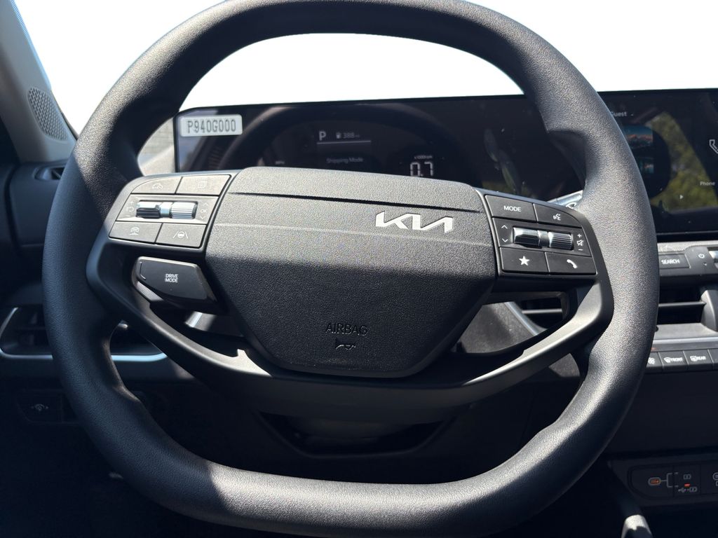 2025 Kia K4 LXS - Photo 12