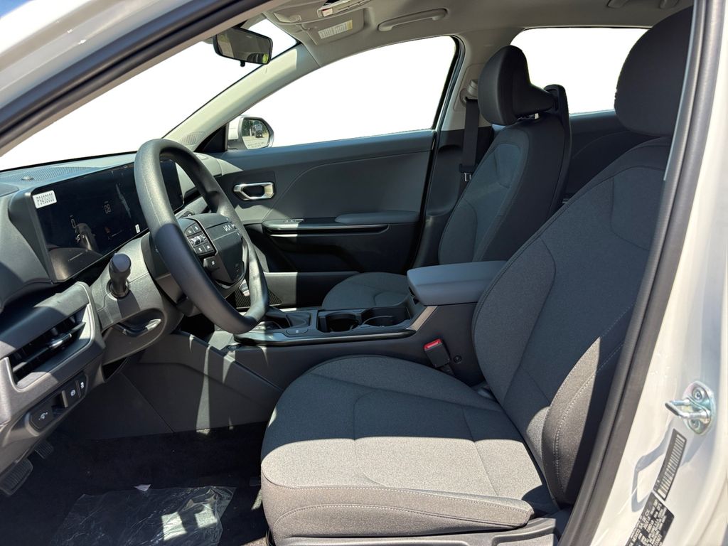 2025 Kia K4 LXS - Photo 9