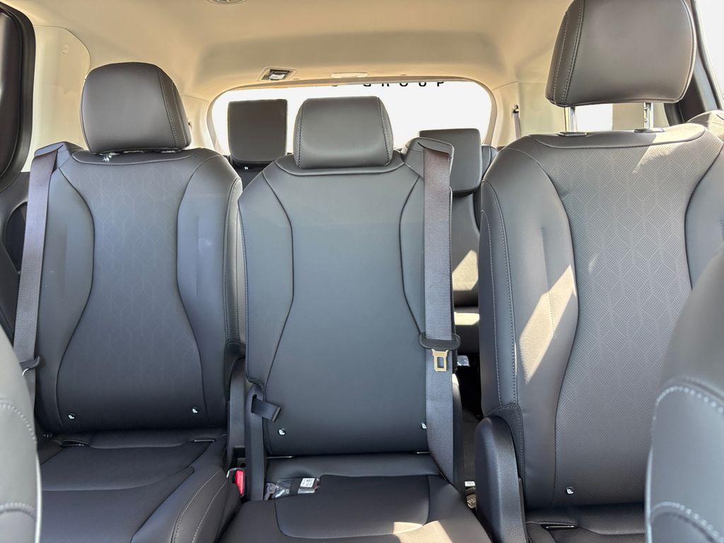 2025 Kia Carnival EX - Photo 16