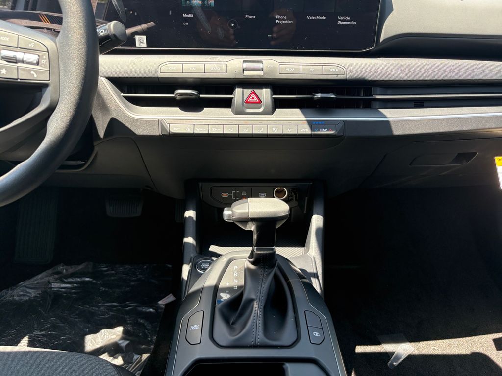 2025 Kia K4 LXS - Photo 11