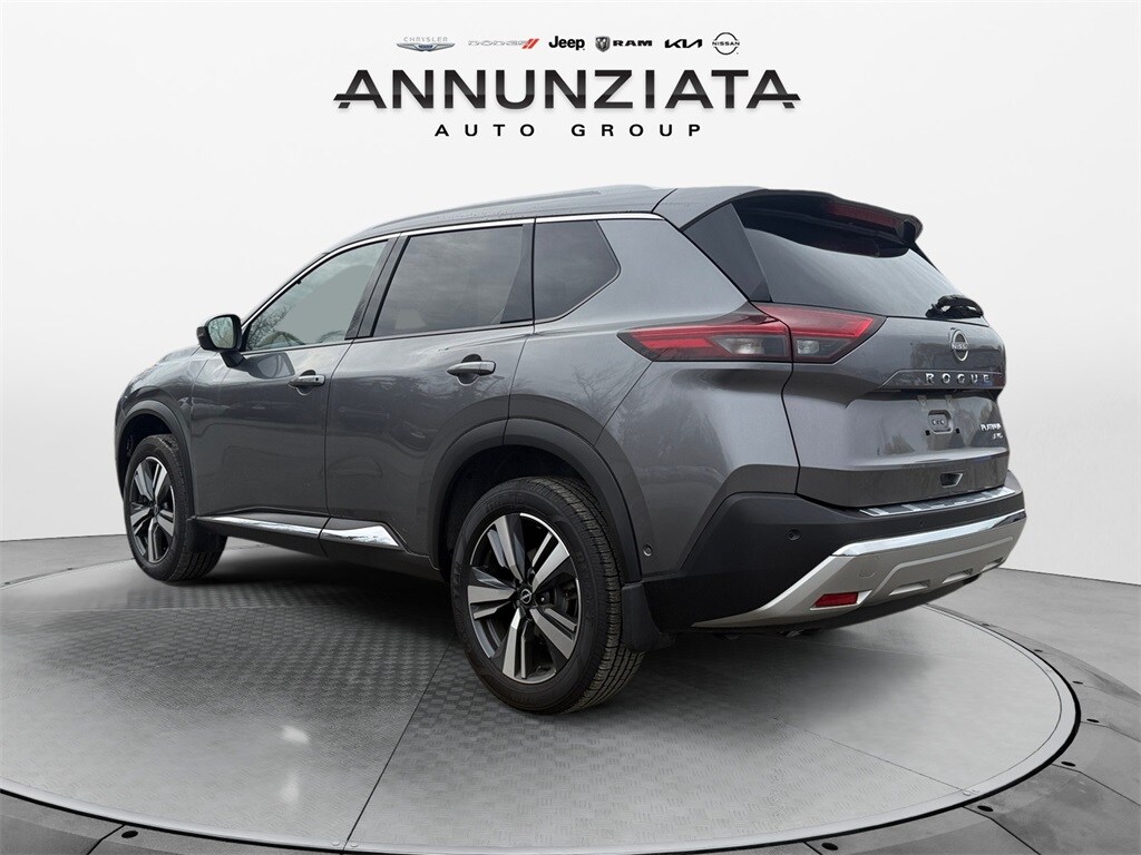 2023 Nissan Rogue Platinum photo 2