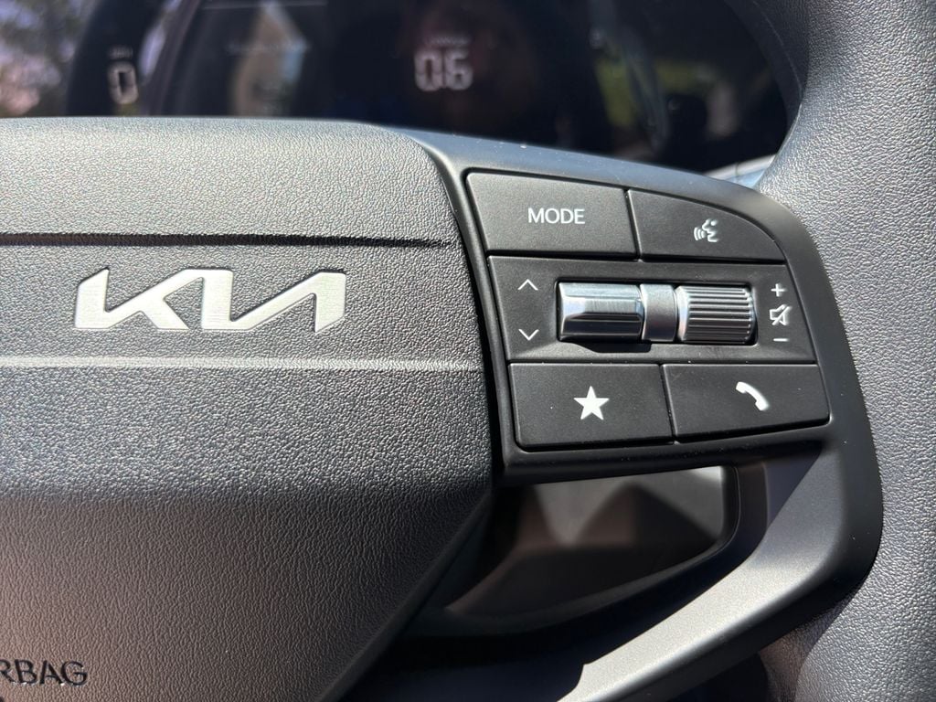 2025 Kia K4 LXS - Photo 26