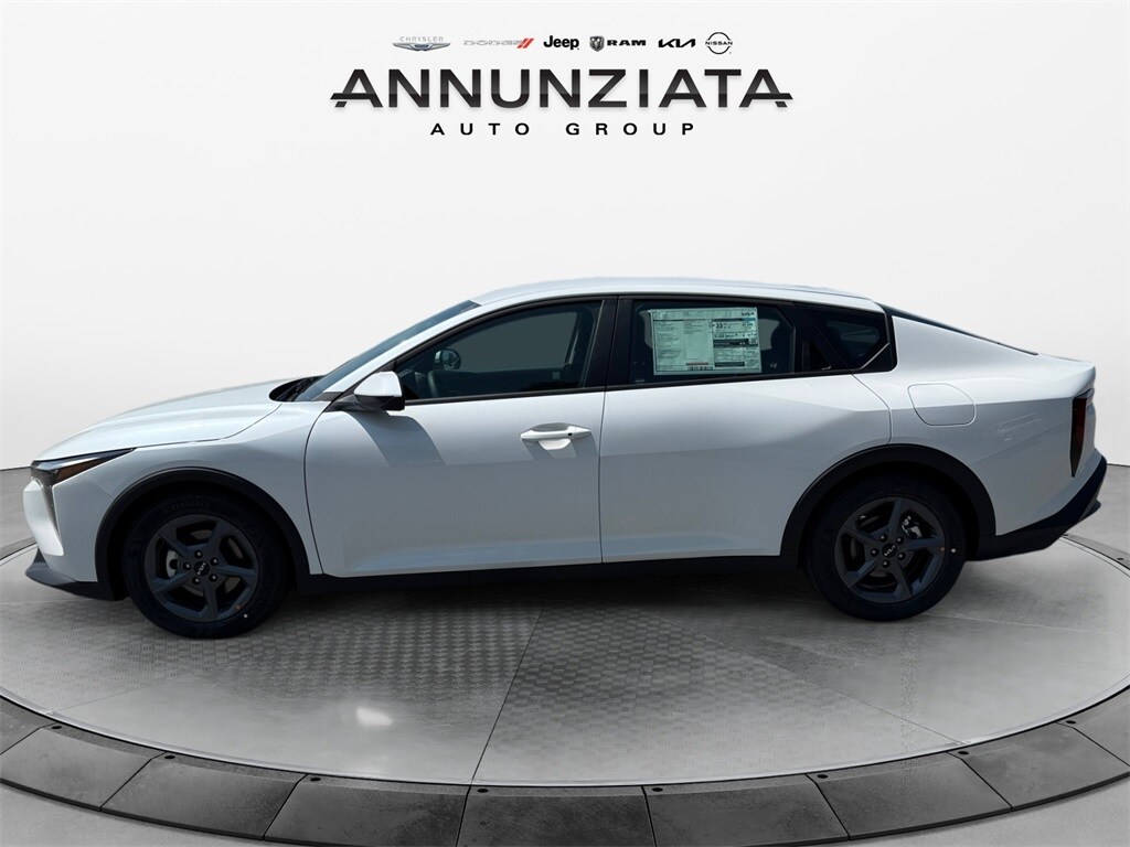 2025 Kia K4 LXS photo 2
