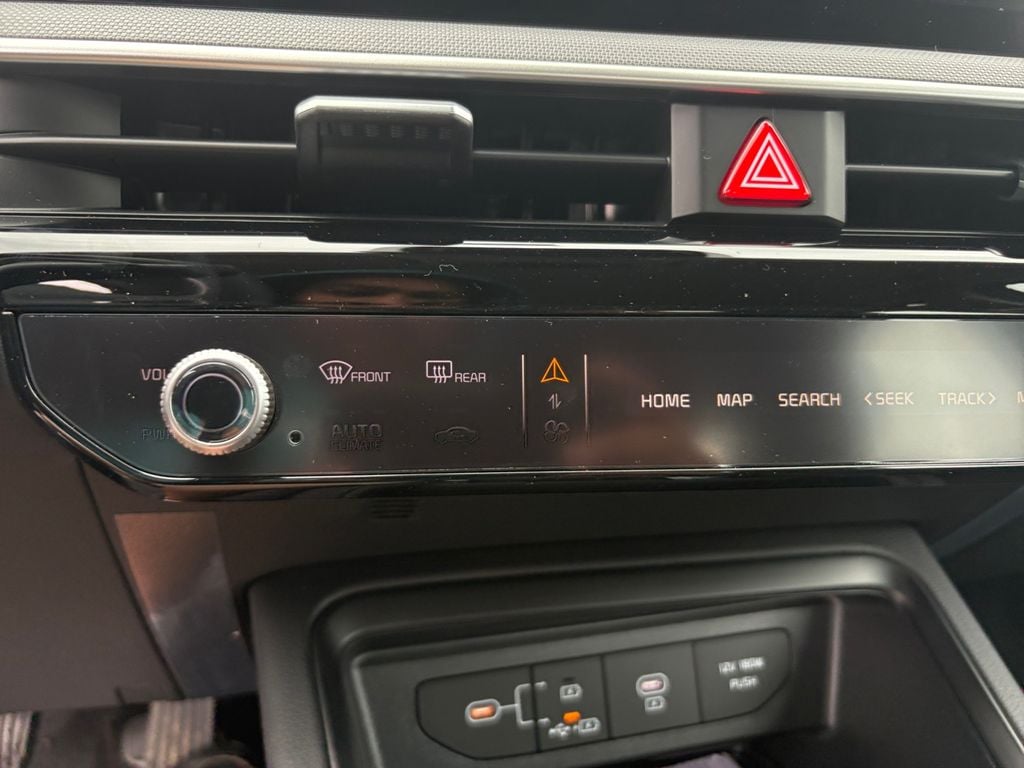 2025 Kia K5 LXS - Photo 26