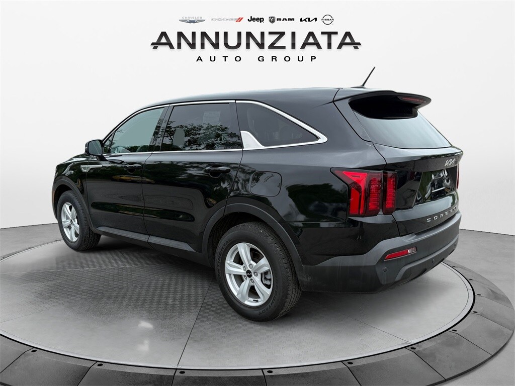 2022 Kia Sorento LX photo 2