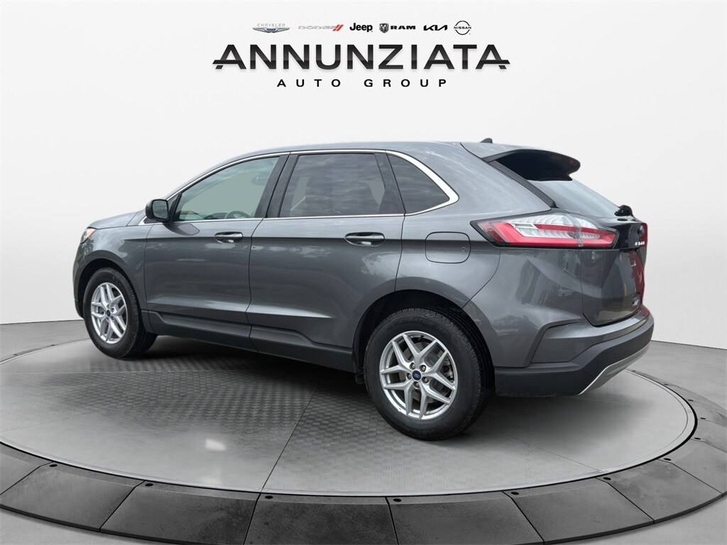 2022 Ford Edge SEL photo 2