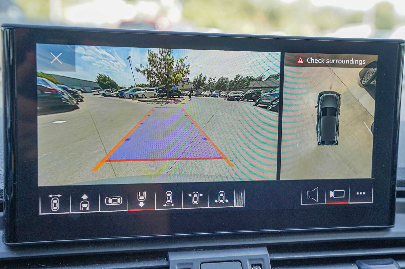 Thumbnail: 2023 Audi SQ5 - 16