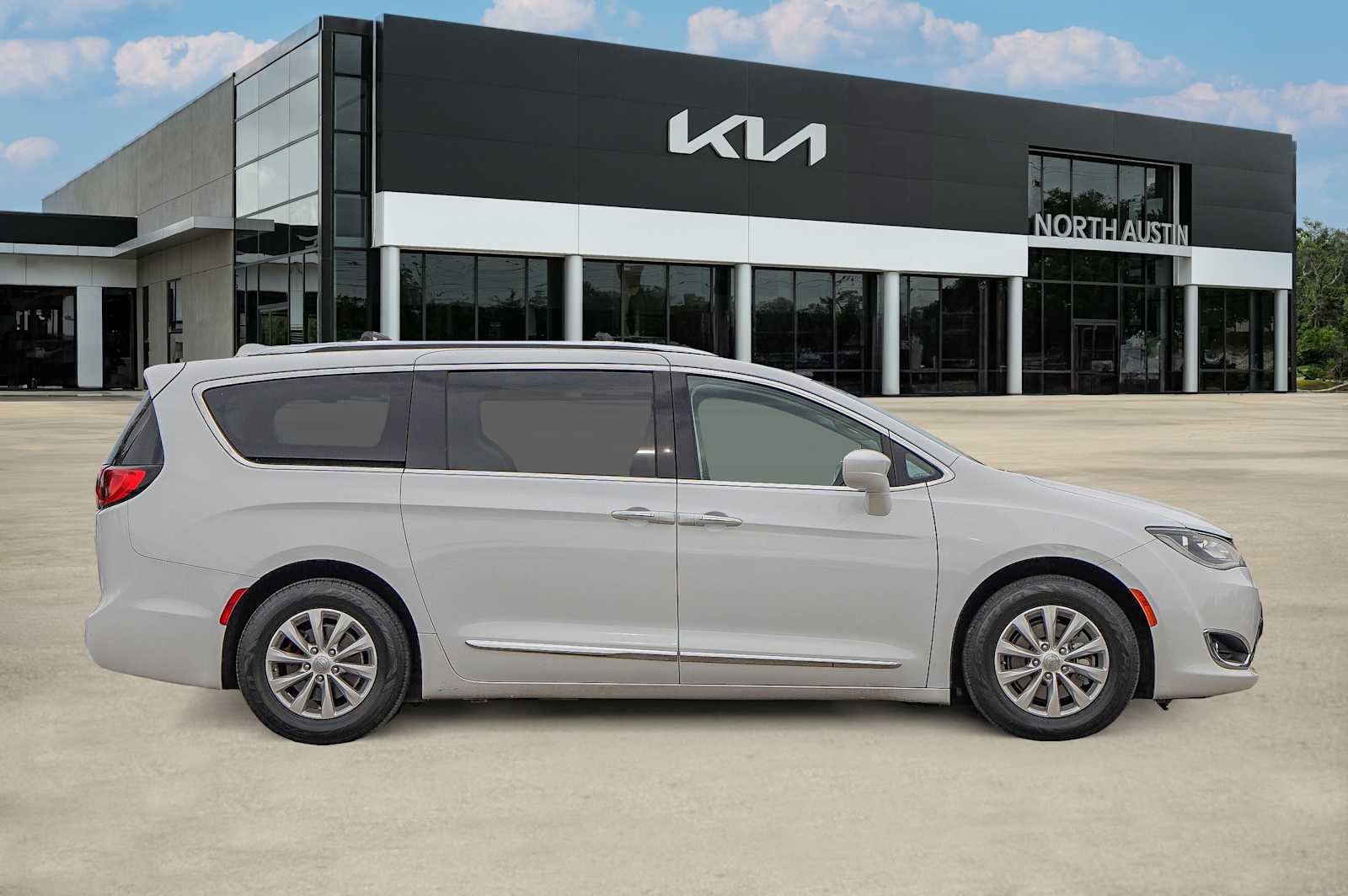 Thumbnail: 2018 Chrysler Pacifica - 8