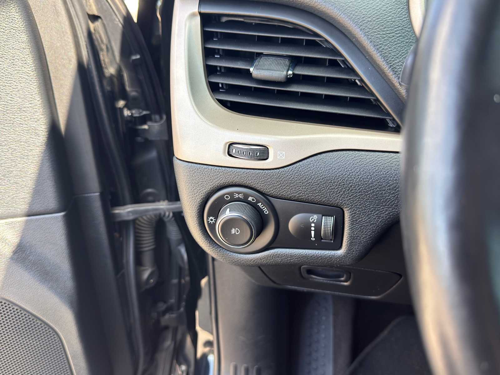 Thumbnail: 2018 Jeep Cherokee - 23