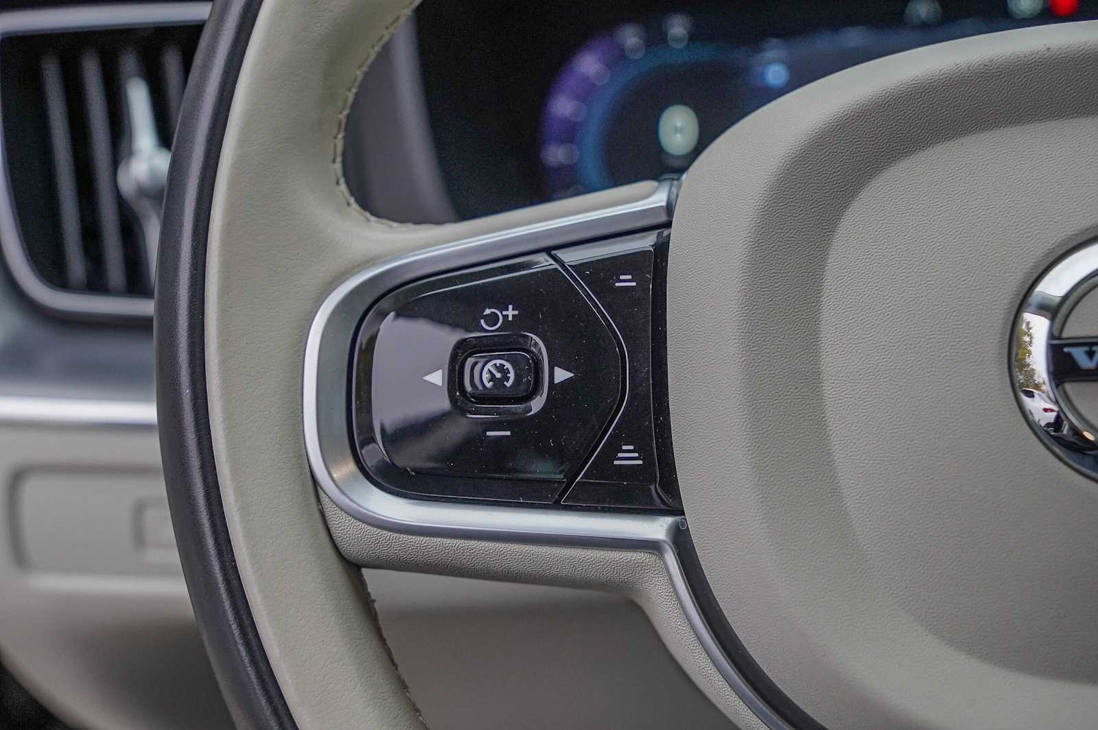 Thumbnail: 2023 Volvo XC60 - 13