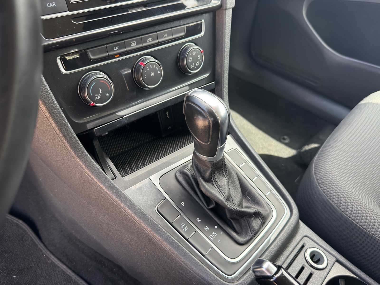 Thumbnail: 2019 Volkswagen e-Golf - 11