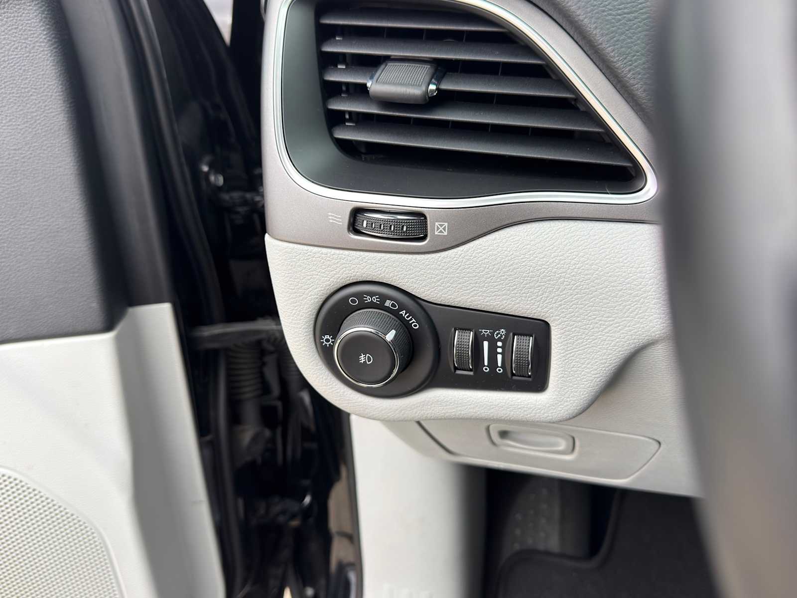 Thumbnail: 2021 Jeep Cherokee - 23