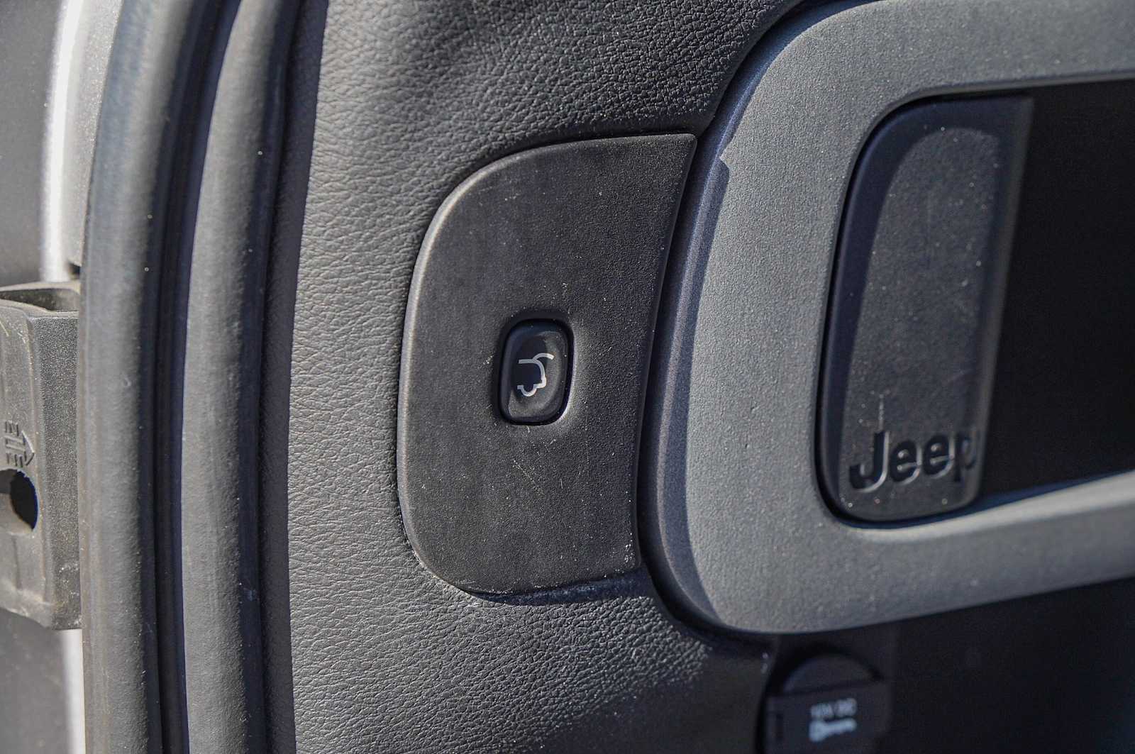 Thumbnail: 2016 Jeep Cherokee - 32