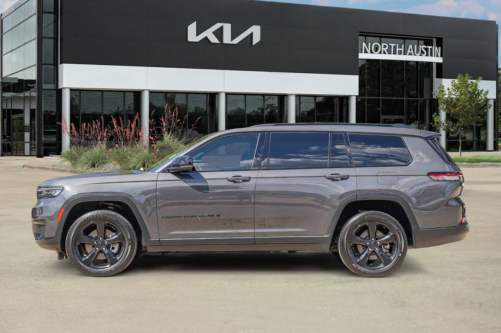 Thumbnail: 2022 Jeep Grand Cherokee - 4