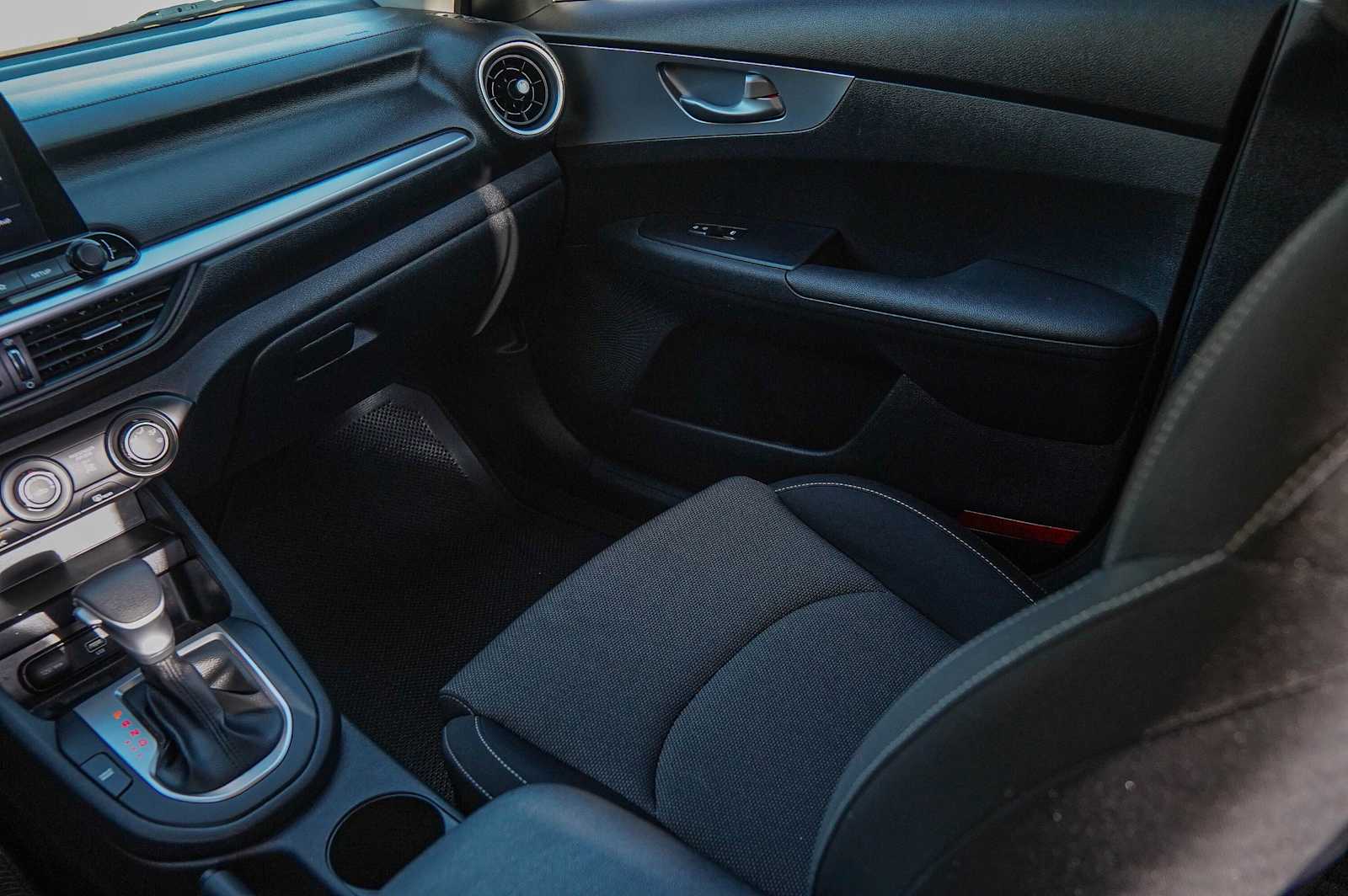 Thumbnail: 2022 Kia Forte - 26