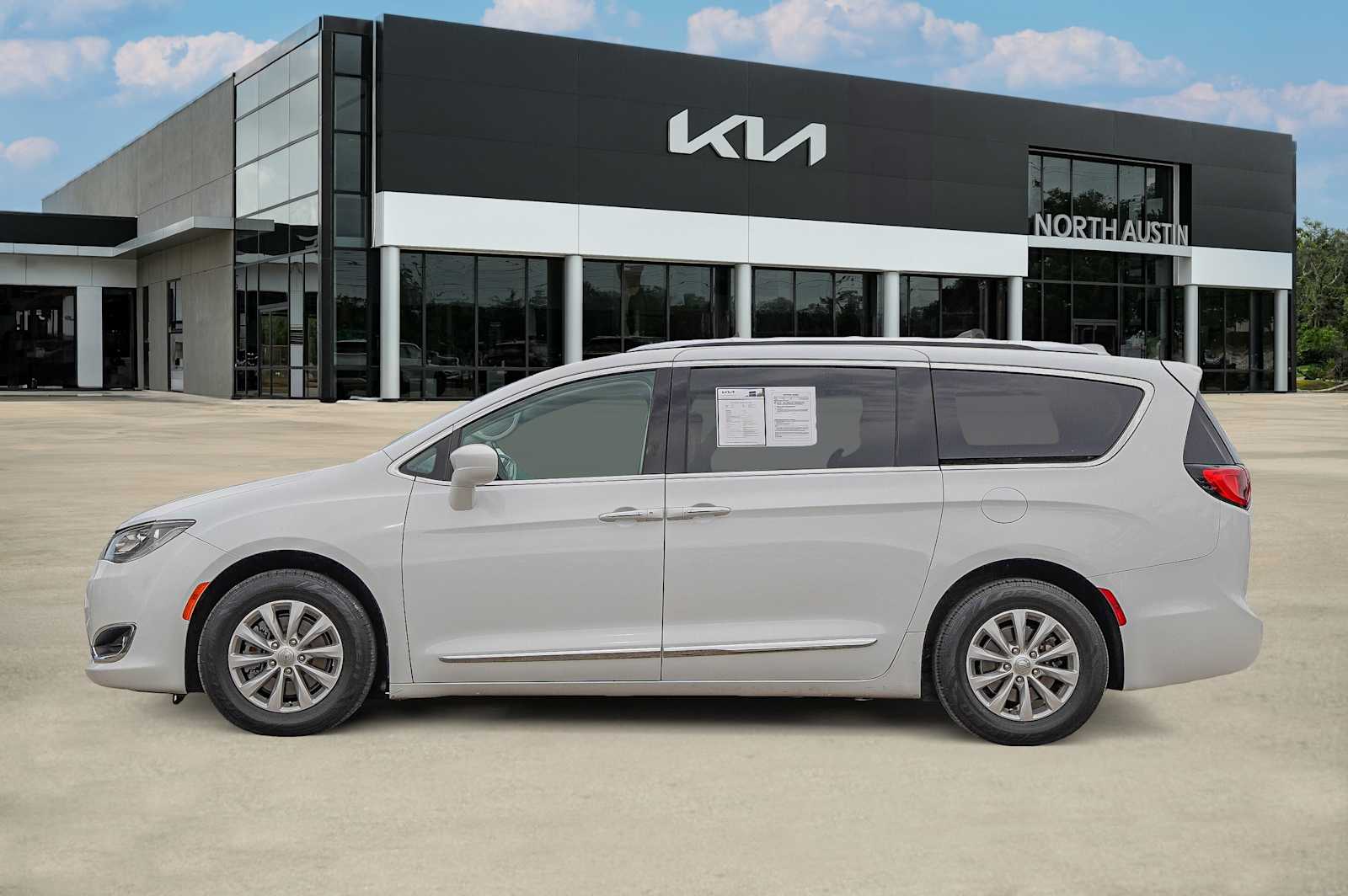Thumbnail: 2018 Chrysler Pacifica - 4