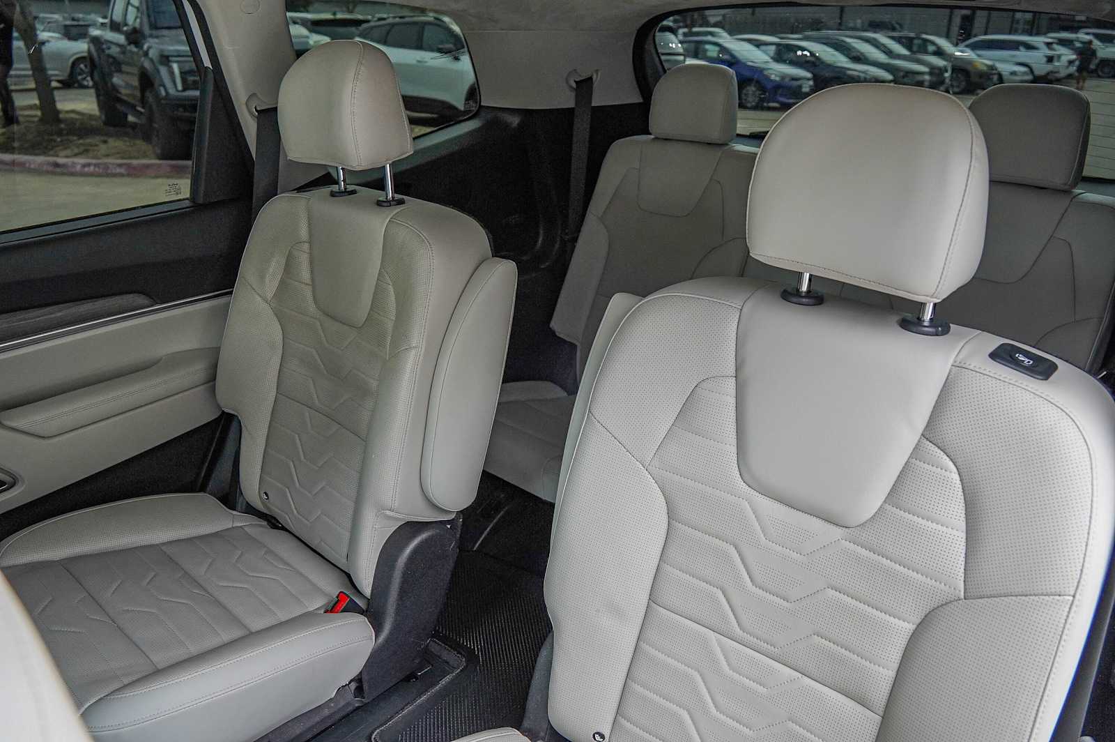 Thumbnail: 2022 Kia Telluride - 32