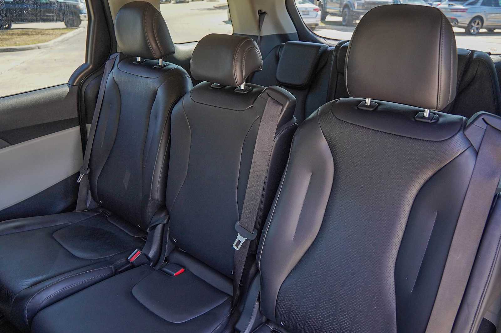 Thumbnail: 2022 Kia Carnival - 32