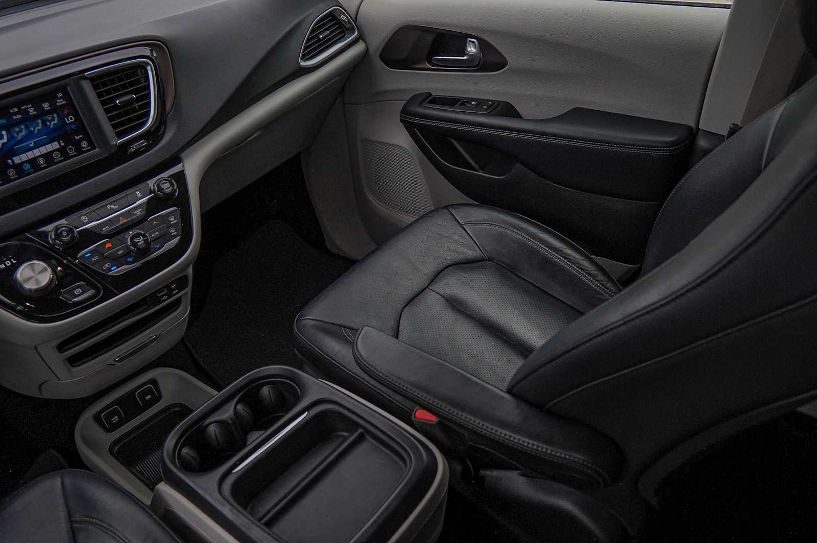 Thumbnail: 2018 Chrysler Pacifica - 31