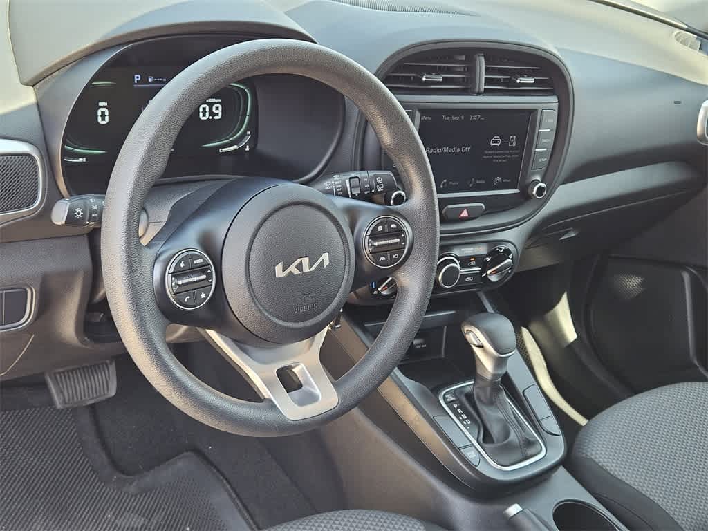 2024 Kia Soul LX photo 2