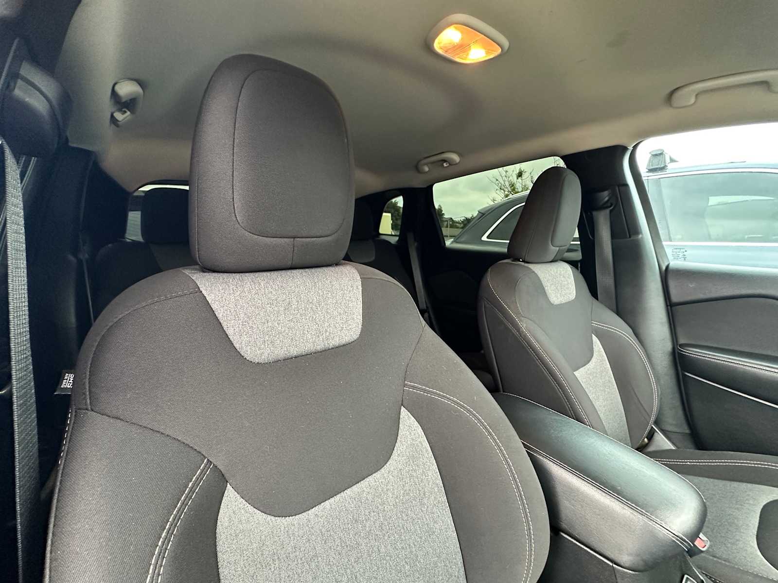 Thumbnail: 2018 Jeep Cherokee - 17