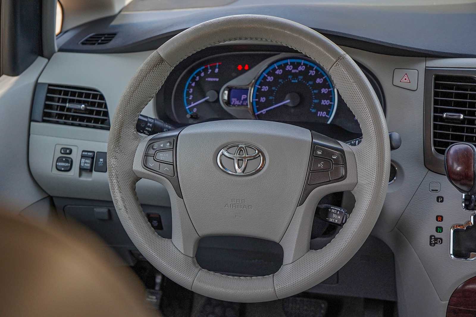 Thumbnail: 2013 Toyota Sienna - 29