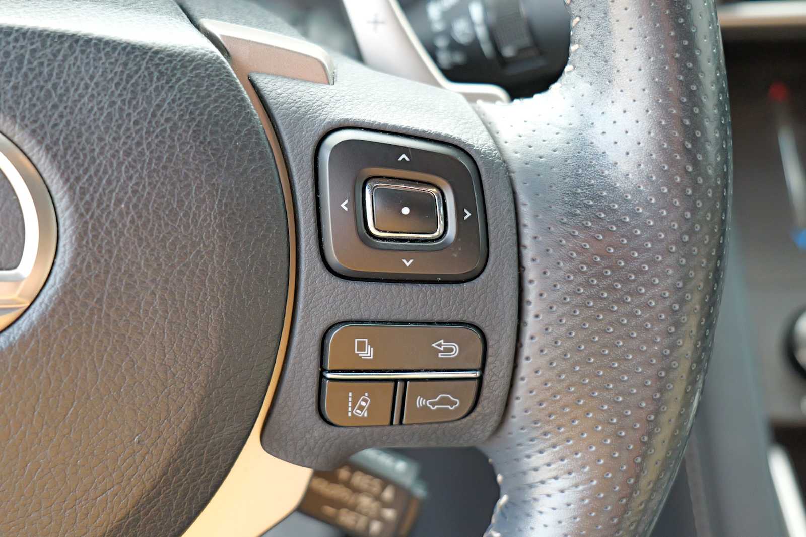 Thumbnail: 2020 Lexus IS - 14