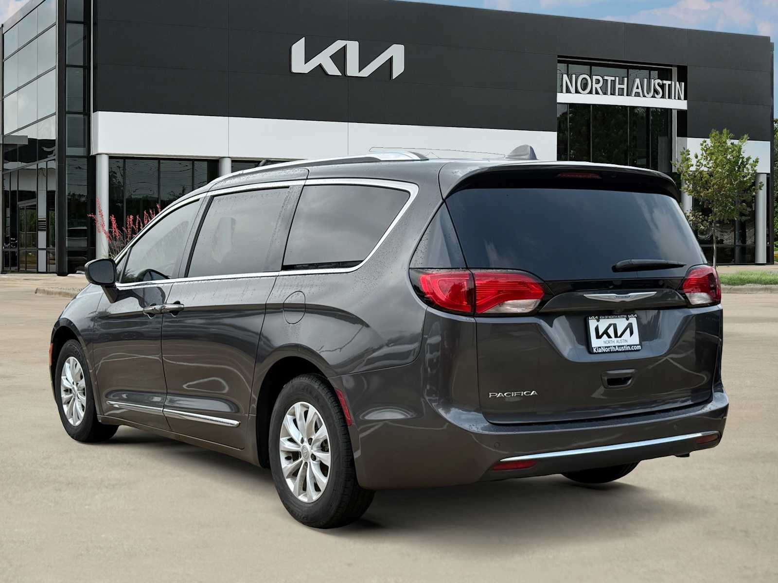 Thumbnail: 2018 Chrysler Pacifica - 6