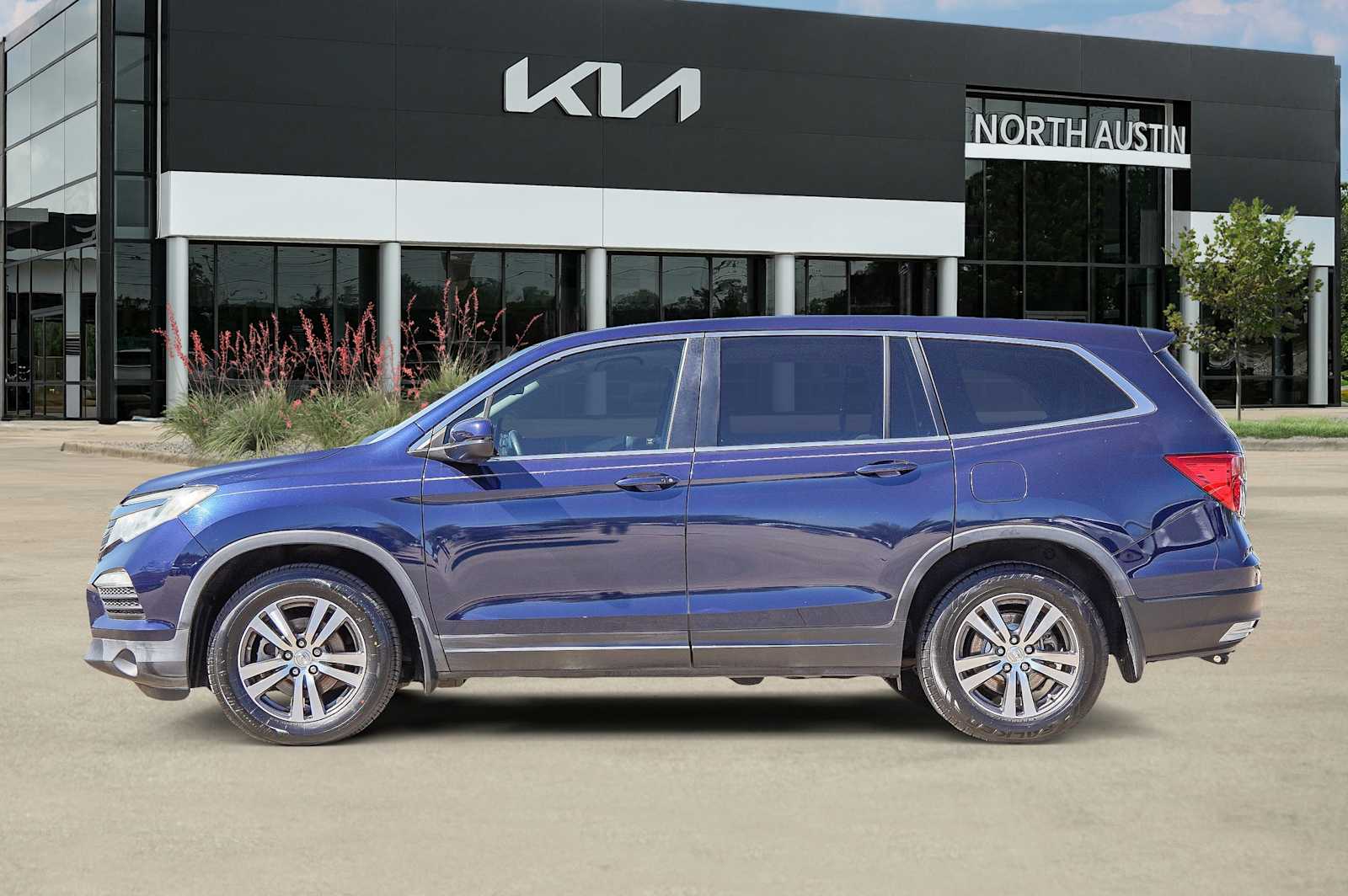 Thumbnail: 2017 Honda Pilot - 4