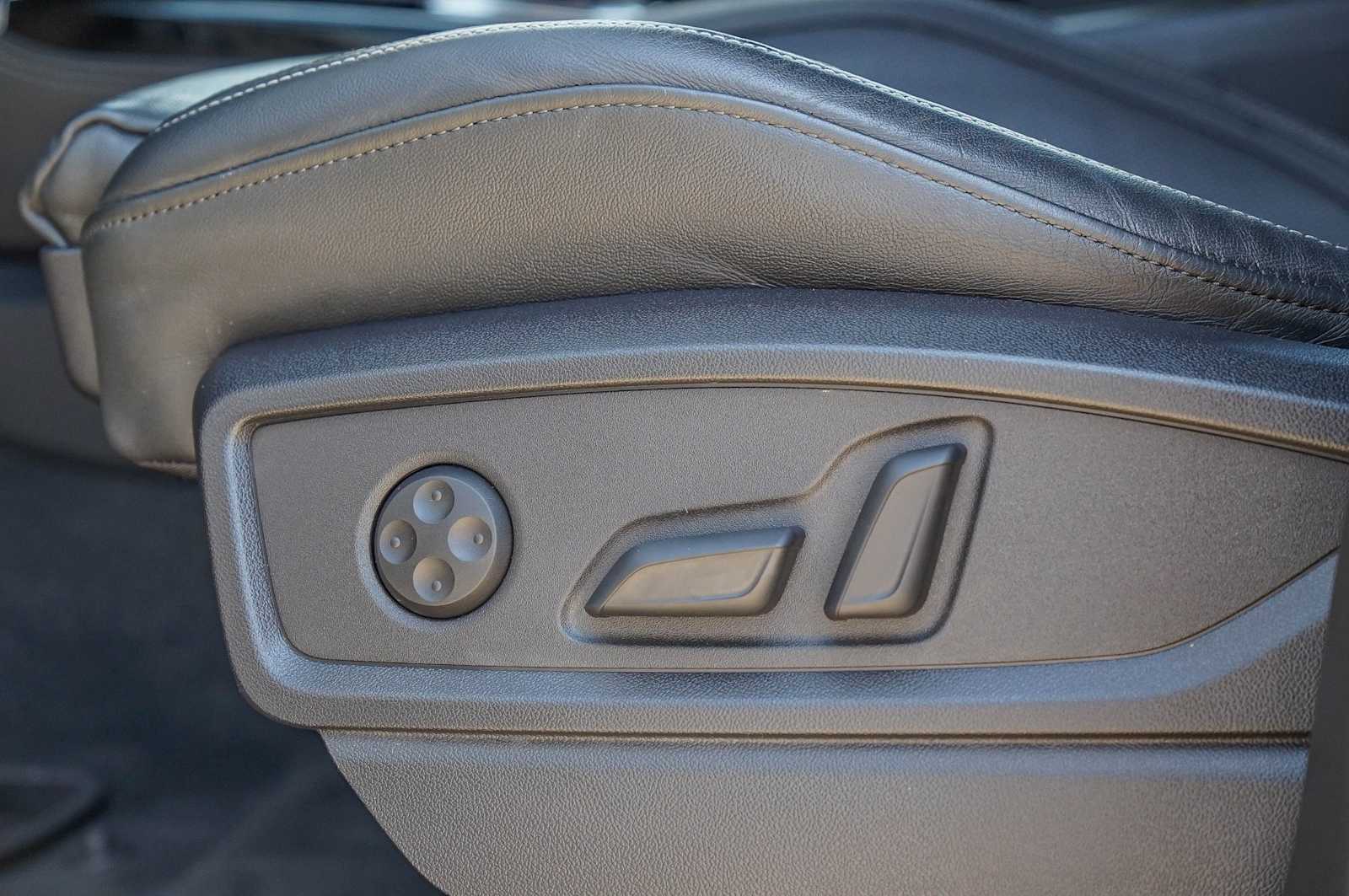 Thumbnail: 2023 Audi SQ5 - 25