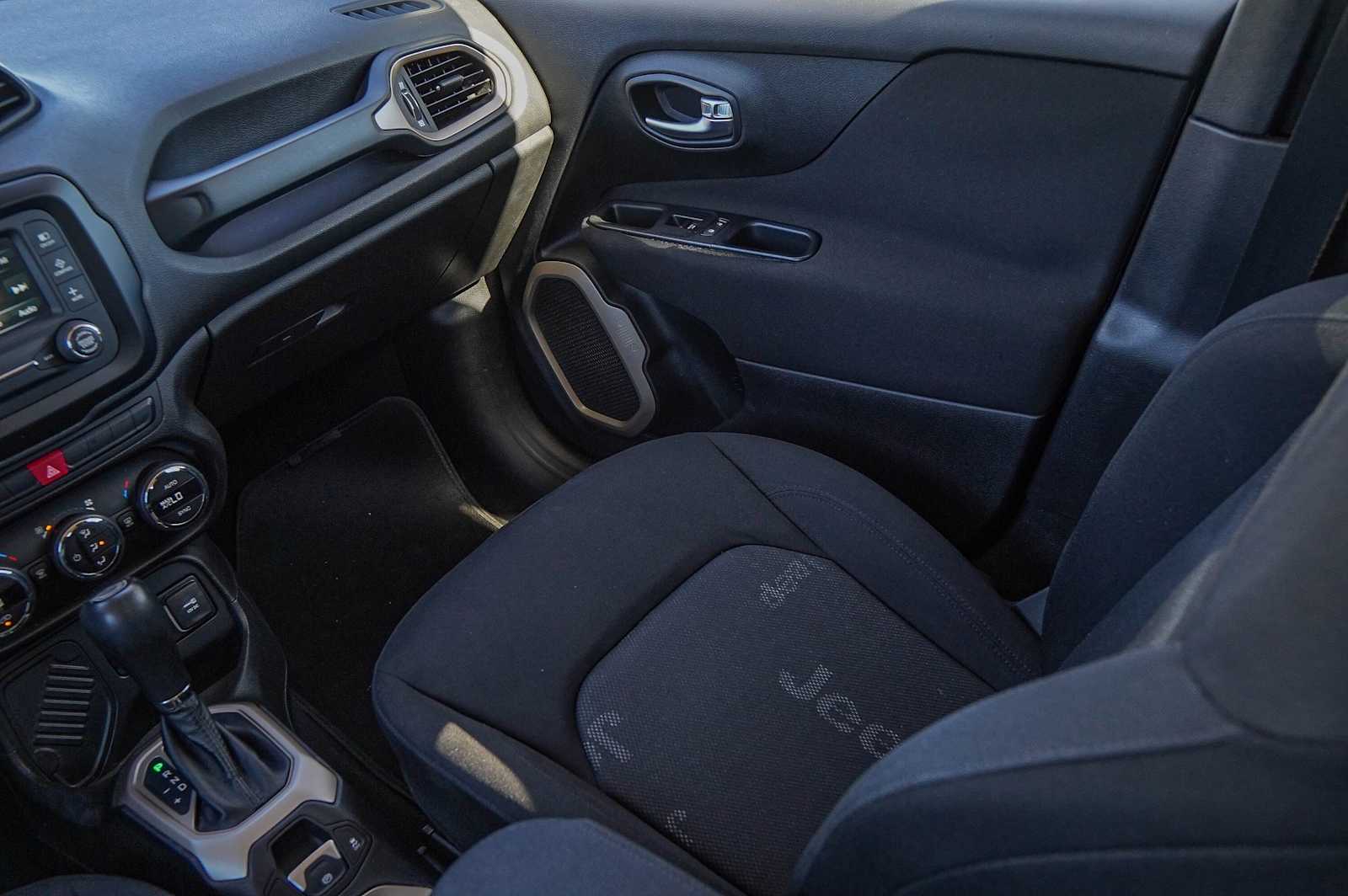 Thumbnail: 2015 Jeep Renegade - 27