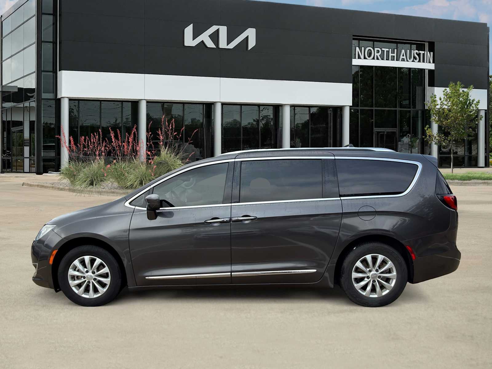 Thumbnail: 2018 Chrysler Pacifica - 5