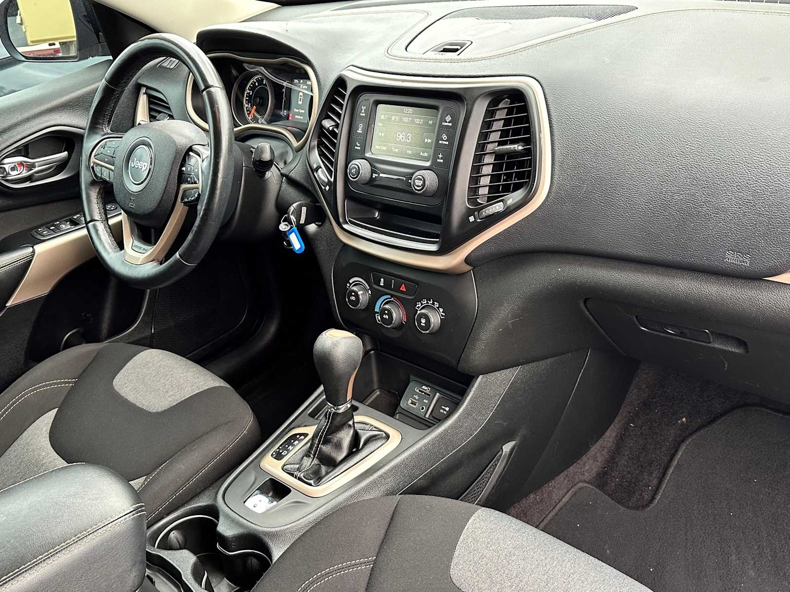 Thumbnail: 2018 Jeep Cherokee - 15