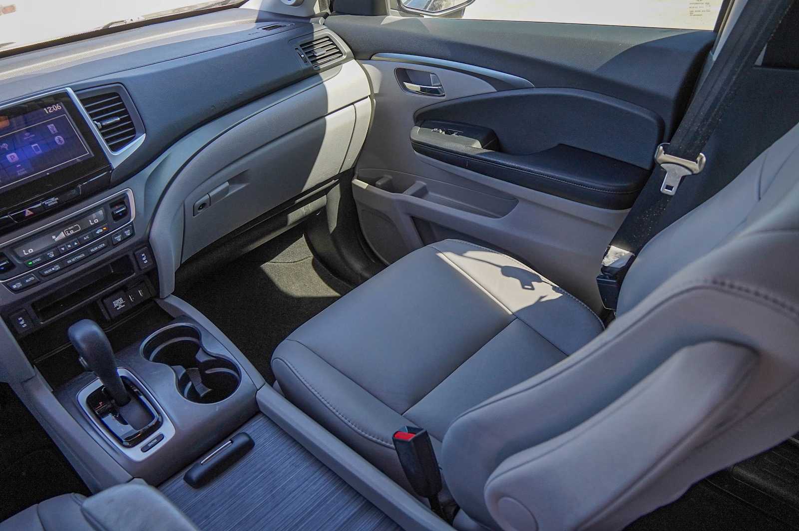 Thumbnail: 2017 Honda Pilot - 26